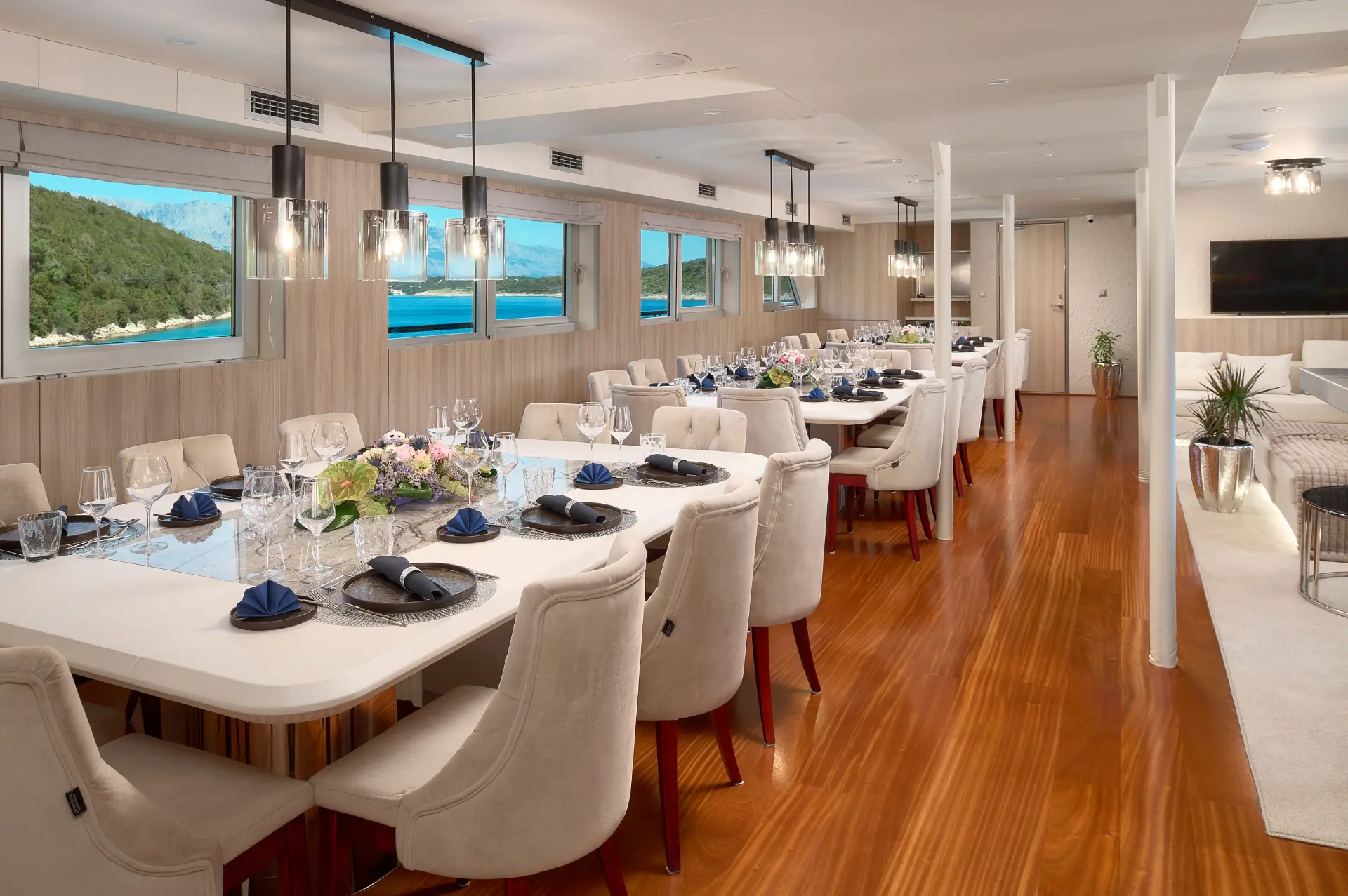 Cristal salon dining tables positioned below large windows offering natural light