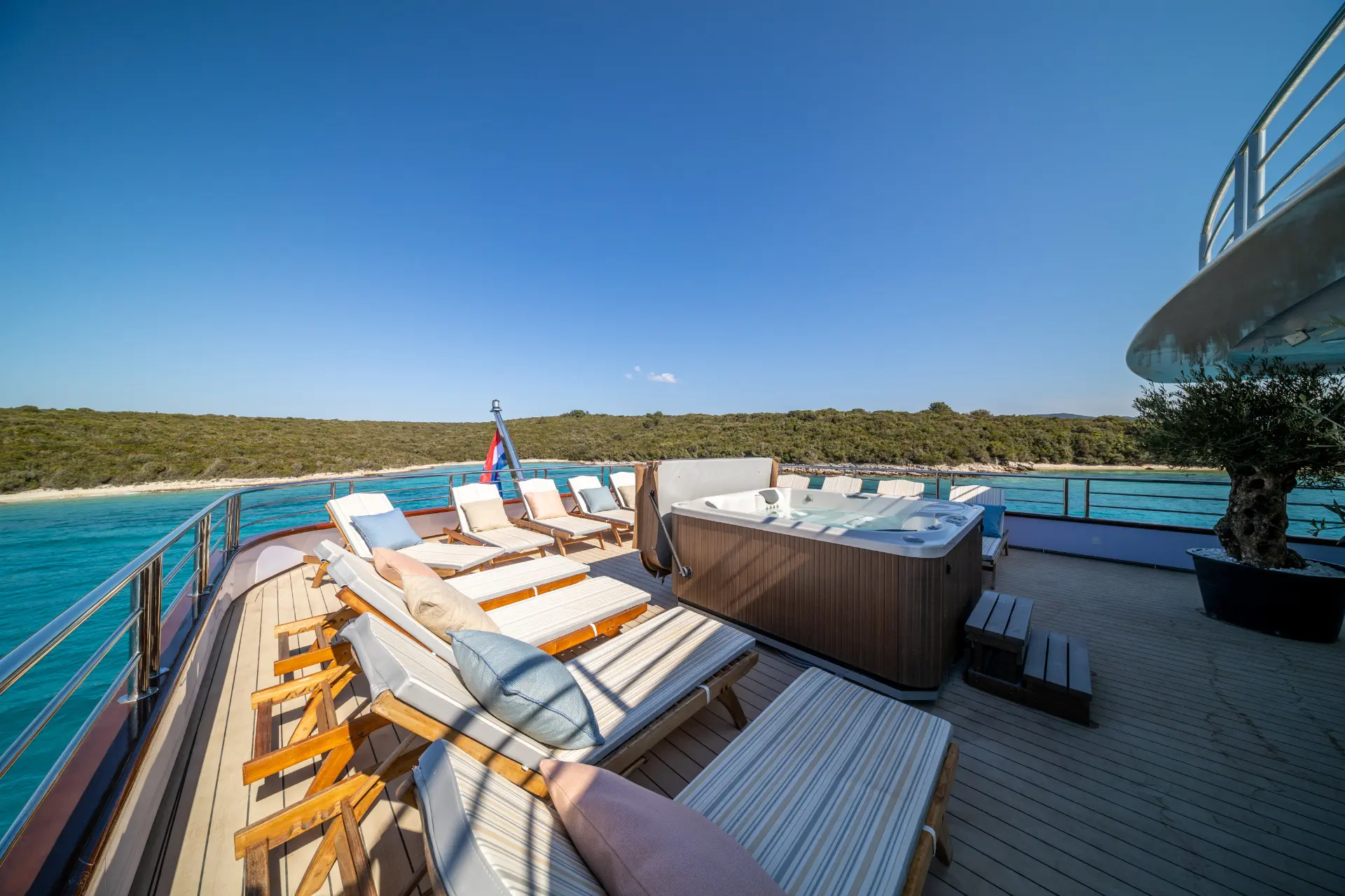 Olimp - view towards the stern, close-up of sundeck Jacuzzi and loungers facing the Adriatic