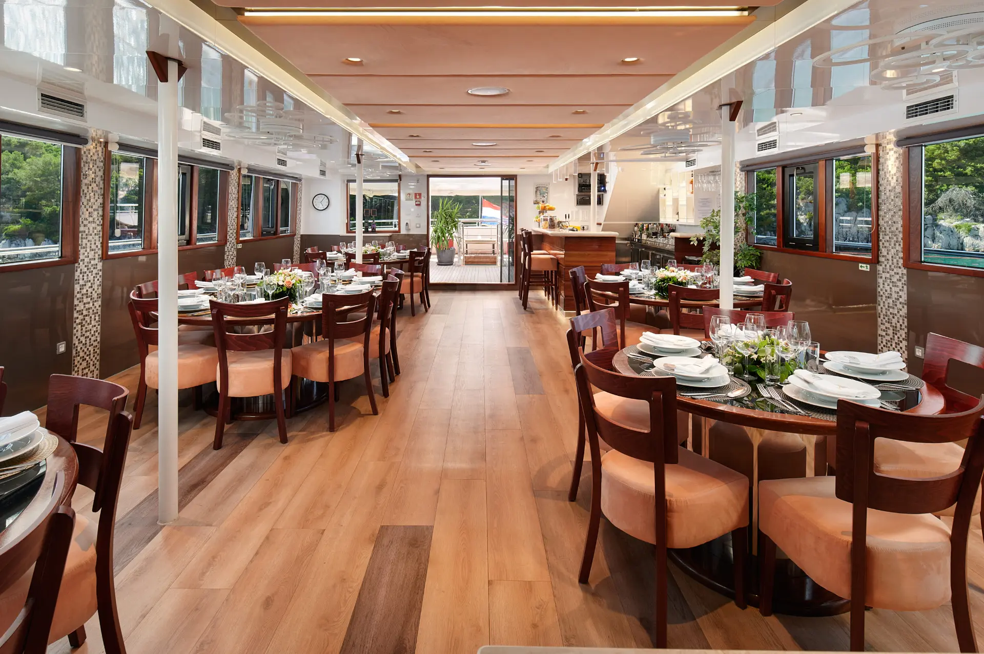 Queen Eleganza – dining area inside with bar, tables, and view facing the entrance