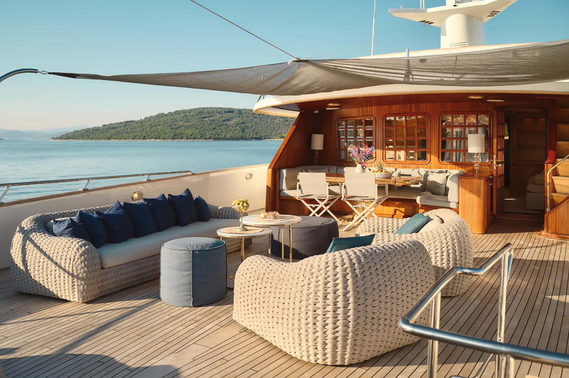To je To – cozy second deck seating area with wooden finishes and several small tables