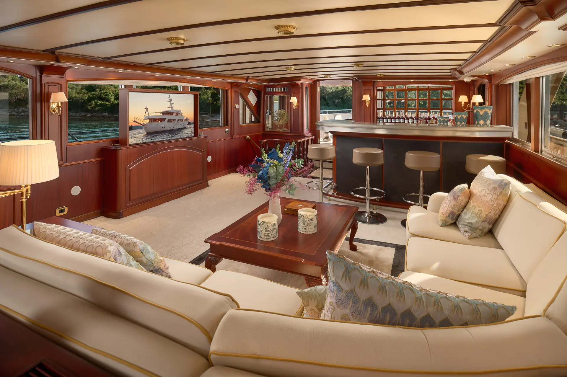 To je To – salon view towards entrance, spacious sofa and small table, bar behind, TV opposite, wooden accents